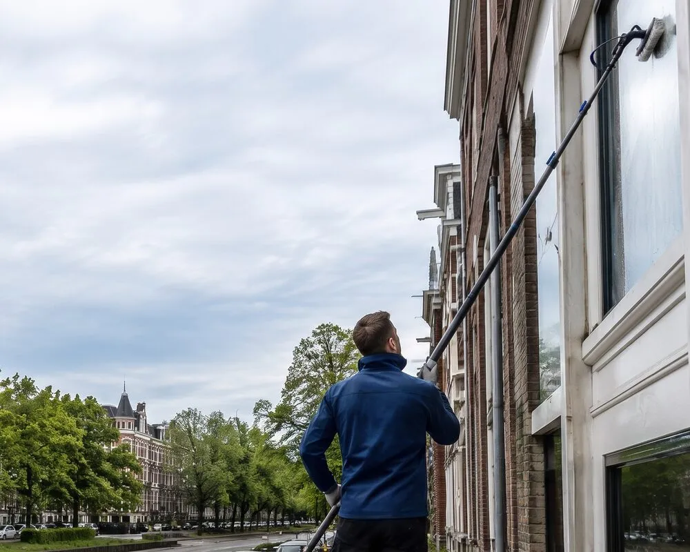 Window cleaner at work in Amsterdam Centrum