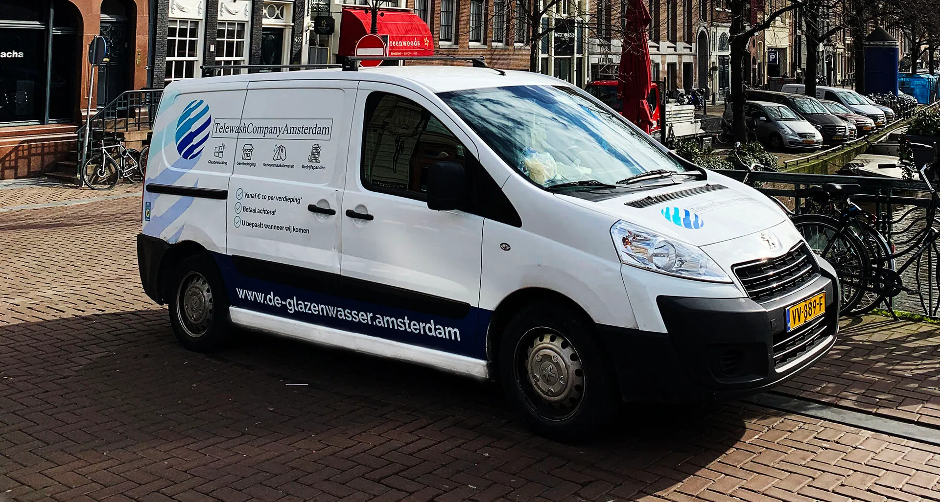 Amsterdamse grachtengevels met schone ramen
